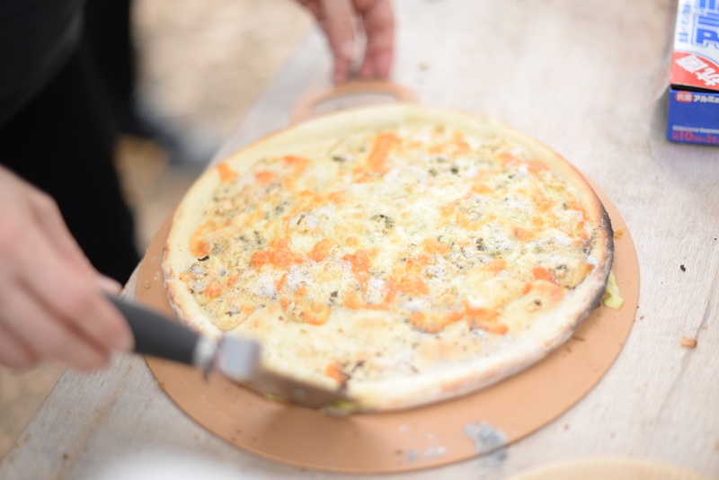 ピザ窯で焼き上げたおいしそうなピザ