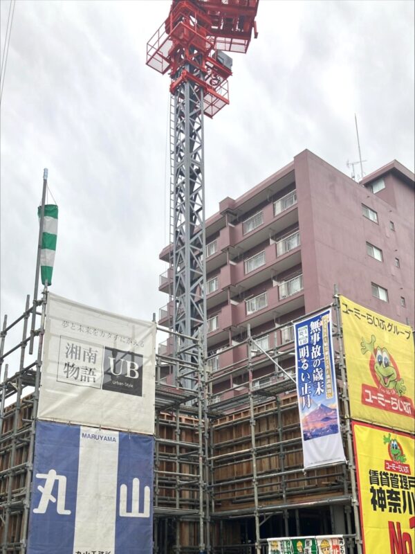 幹線道路沿いに建設中の14階建てRC造マンション、1階躯体工事中の現場