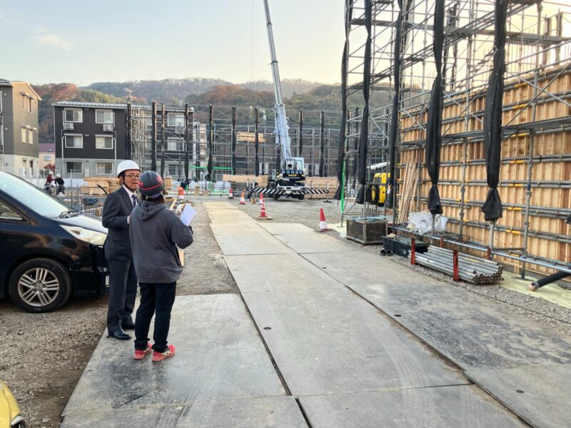 3棟のRC造マンション工事現場、整理整頓された安全管理の様子