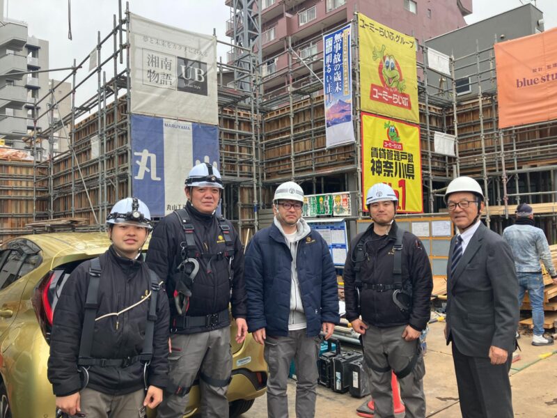 マンション建設現場で進捗と安全管理を確認する視察風景