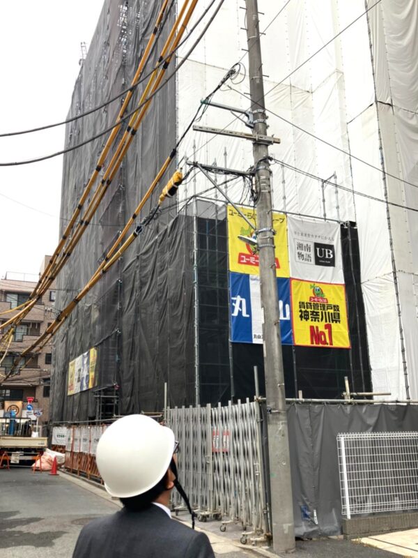 茅ヶ崎駅前で建設中の8階建てRC造マンション、上棟予定の工事現場