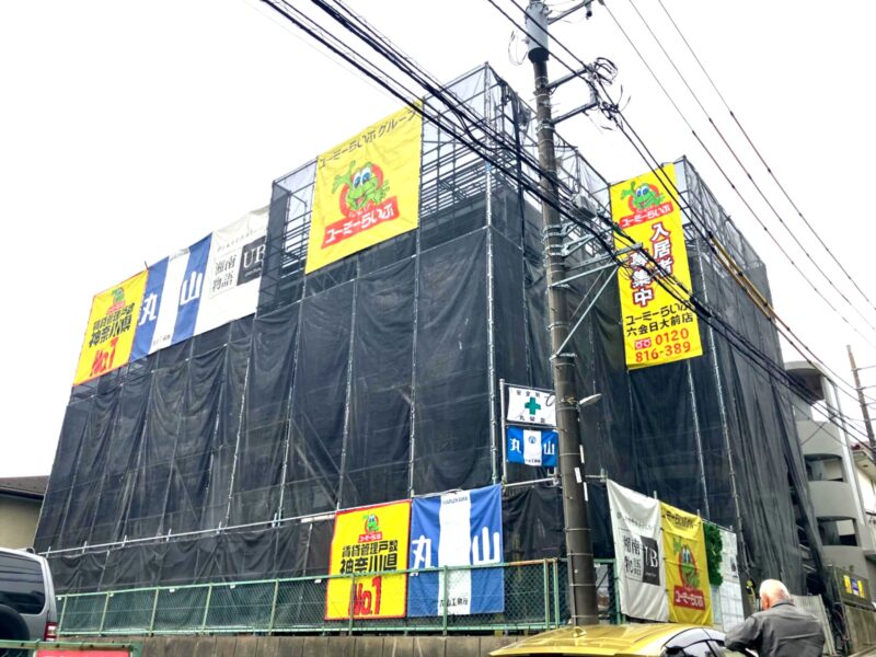 安全第一を徹底する工事現場、整理整頓された環境