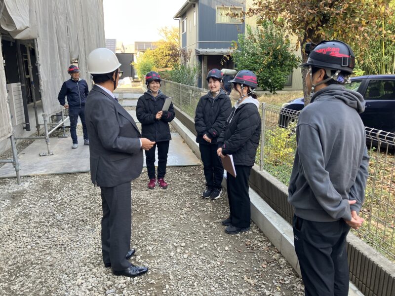 完成見学会を控えたマンション現場、施工状況を確認するスタッフ