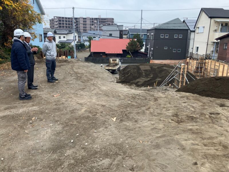 広い敷地で進む土留工事、地盤改良と安全対策を実施する現場