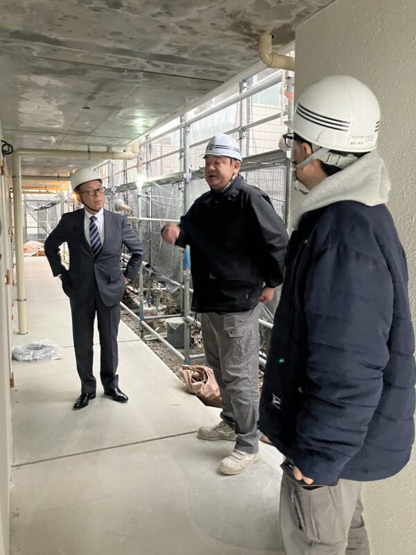 鉄筋配置と型枠精度を確認する躯体工事現場、品質管理の様子