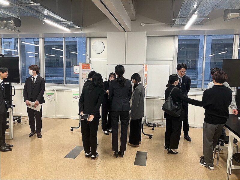 「モノづくり学生サミット2025 in 湘南」で、学生とユーミーらいふグループの社員がコミュニケーションを取る