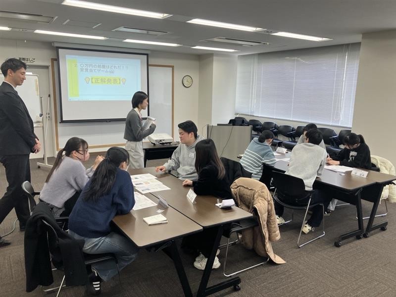 ユーミーらいふグループのインターンで、家賃当てクイズを行う湘北短期大学の学生