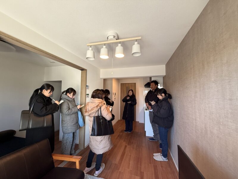 インターンシップで設計士と施工管理技士の説明を聞く、湘北短期大学の学生