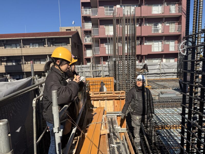 湘南台プロジェクトの施工現場で、施工管理技士の説明を聞く湘北短期大学の学生