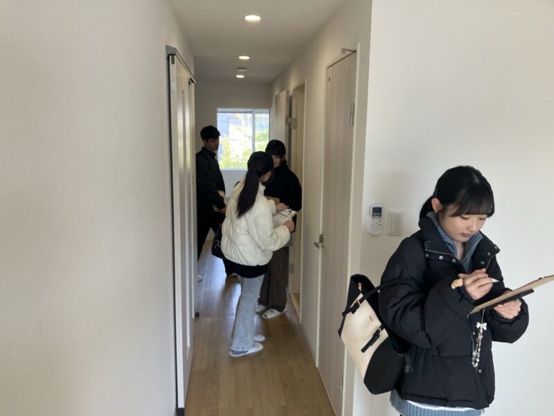ユーミーらいふグループのインターンシップで、物件内見を行う湘北短期大学の学生