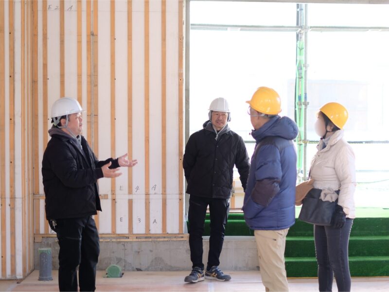 構造見学会で、オーナー様に向けて構造の説明を行う株式会社marukanのスタッフ
