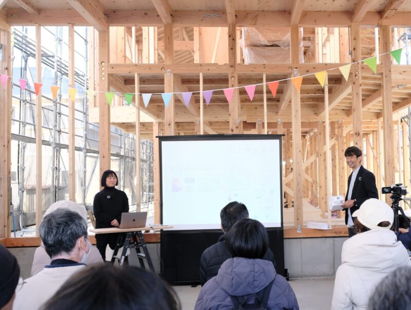 早川慶太さんといしまるあきこさんの対談の様子